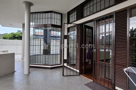 Dijual Cepat Rumah Lux Sangat Terpelihara di Panumbang Jaya, Ciumbuleuit, Bandung, Halaman Belakang Luas, Kusen Jati, Hadap Timur, Baru Cat Ulang