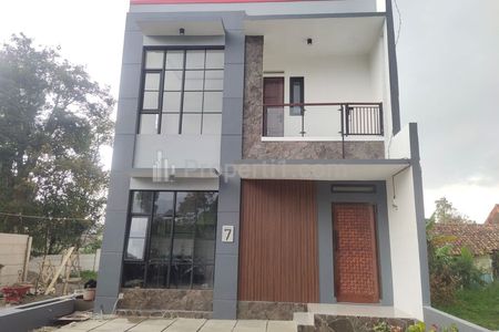 Tampak depan, carport bisa 2 mobil