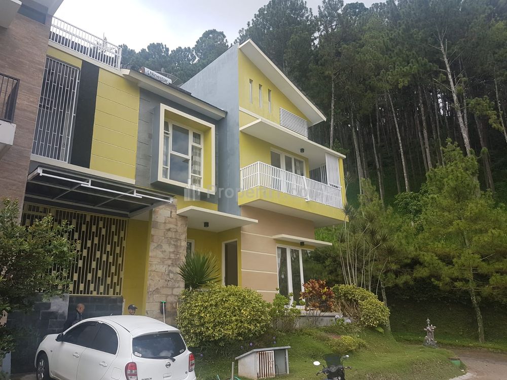 Jual Villa (Hook) 2 Lantai + Roof Top + Indoor Swimming Pool di Batu, Jawa Timur