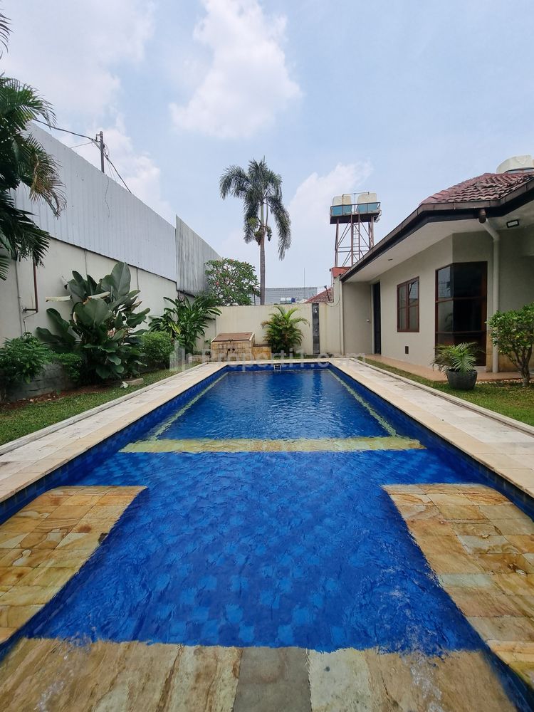 Dijual Rumah Besar dengan Pool di Cipete, Jakarta Selatan