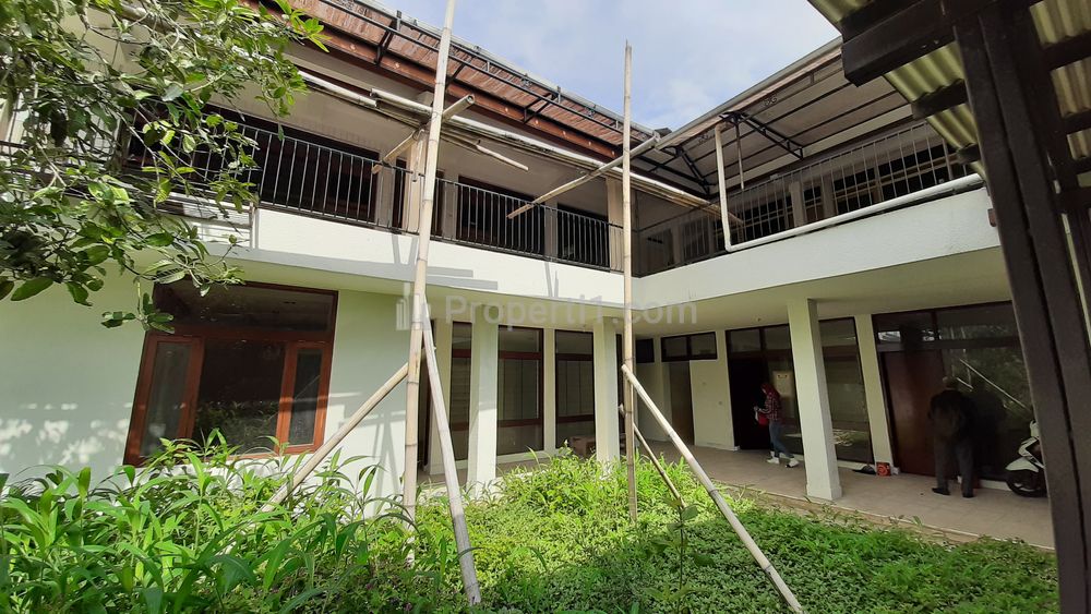 Jual Cepat Rumah Lama Hitung Tanah Bonus Bangunan di Hegarmanah Wetan Bandung, Rumah Kotak Hadap Barat Lebar Muka 22 Meter