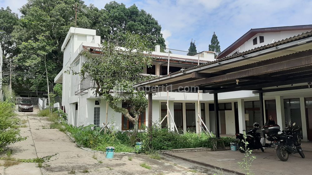 Jual Cepat Rumah Lama Hitung Tanah Bonus Bangunan di Hegarmanah Wetan Bandung, Rumah Kotak Hadap Barat Lebar Muka 22 Meter