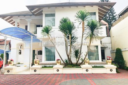 Dijual Rumah Termasuk Furniture di Lebak Bulus, Jakarta Selatan