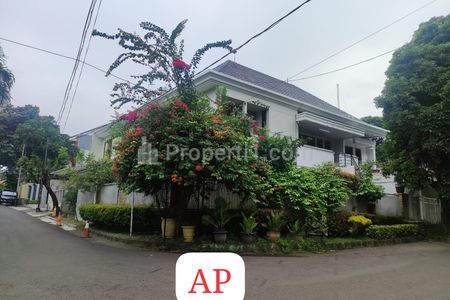 Jual Rumah Huk Terawat, Dekat Masjid, Luas Tanah 410 m², Bangunan 500 m², Dua Lantai di Kebayoran Baru, Jakarta Selatan