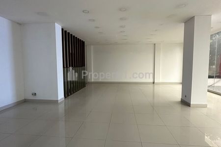 For Rent / Disewakan Ruko 2 Lantai di Kemang Raya - 155m2 - Pinggir Jalan Raya