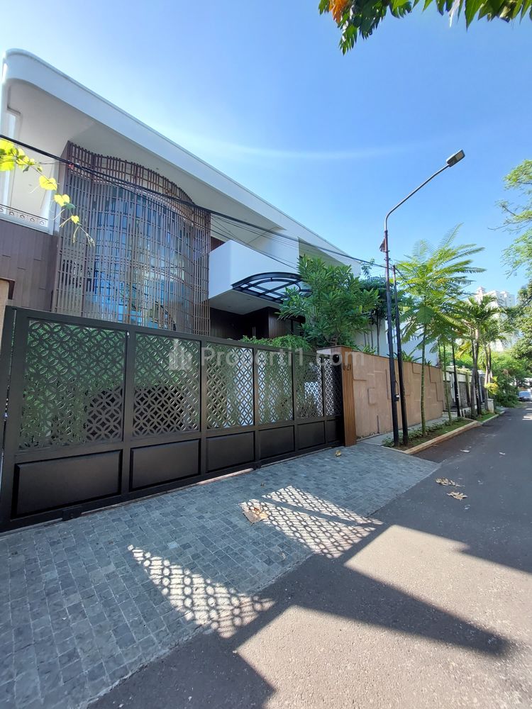 Jual Rumah Baru Kolam Renang 3 Lantai Luas Tanah 555 m2, Bangunan 800 m2, di Permata Hijau, Kebayoran Lama, Jakarta Selatan
