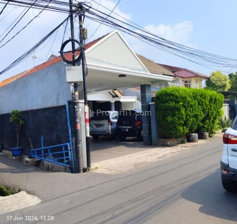 Dijual Rumah dengan Carport yang Luas di Area Kayu Manis, Jaktim
