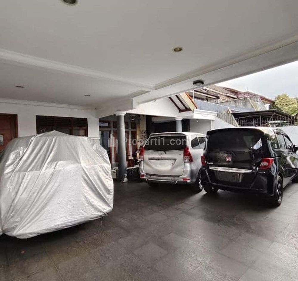 Dijual Rumah dengan Carport yang Luas di Area Kayu Manis, Jaktim