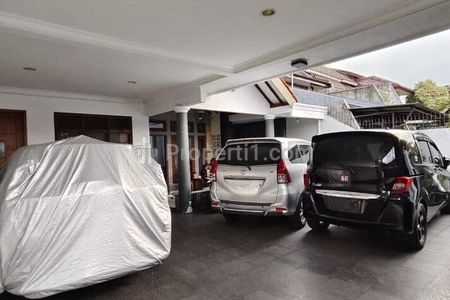 Dijual Rumah dengan Carport yang Luas di Area Kayu Manis, Jaktim