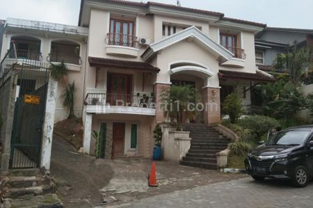 Jual Rumah Mewah 2 Lantai di Komplek Alamanda Dago Bandung