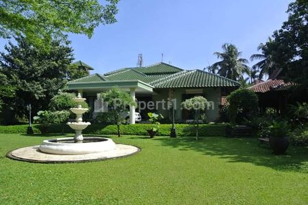 Jual Cepat Rumah Kebun Luas Tanah 4980 m2, Bangunan 600 m2, Dua Lantai, Kolam Renang di Lebak Bulus Raya, Cilandak, Jakarta Selatan