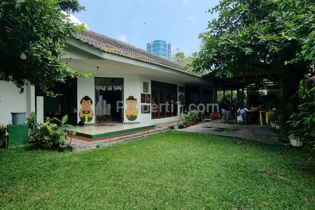 Jual Cepat Rumah Asri Luas Tanah 1111 m², Bangunan 348 m²,  Ada Kolam Renang di Jeruk Purut, Cilandak Timur, Jakarta Selatan