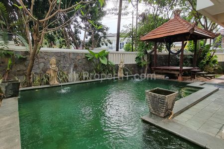 Sewa Rumah di Pondok Indah Jakarta Selatan, Ada Kolam Renang dan Taman - 6 Kamar Tidur Semi Furnished