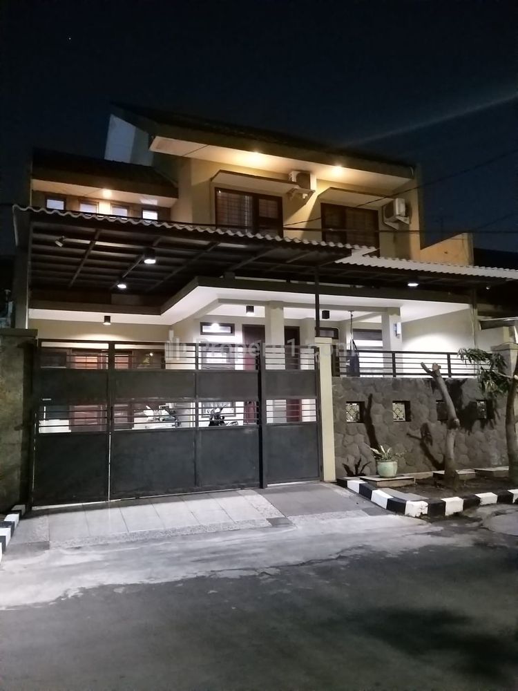 Jual Rumah Dua Lantai Bagus di Jalan Rungkut Asri Surabaya
