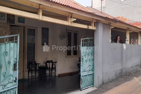 Jual Cepat Rumah Tua SHM di Tebet Barat, Akses Satu Mobil, Luas Tanah 135 m2, Lebar 9 Meter, Dekat Pasar Tebet Barat, Jakarta Selatan