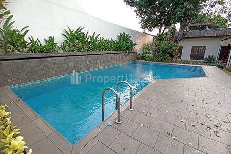 Sewa Rumah di Kuningan Jakarta Selatan, Ada Kolam Renang & Taman - 4 Kamar Tidur Furnished