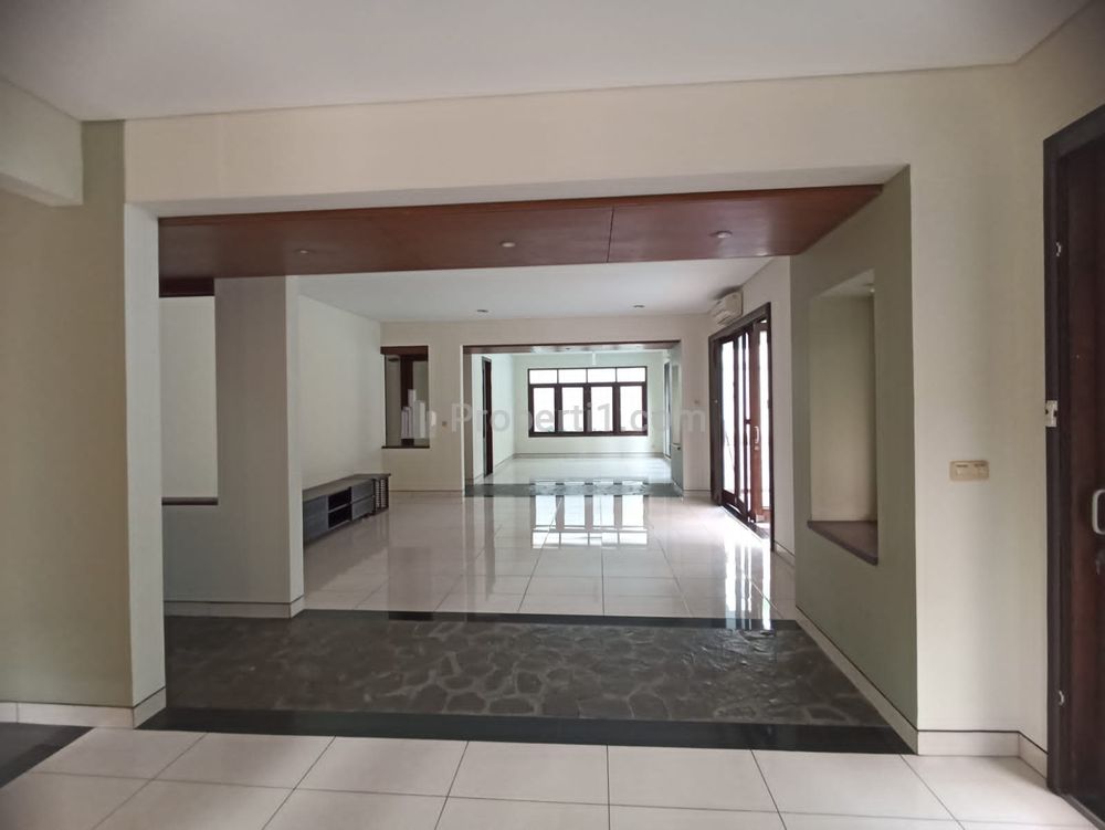 Sewa Rumah di Kuningan Jakarta Selatan, Ada Kolam Renang - 4 Kamar Tidur Furnished