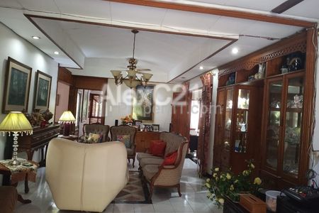 Dijual Rumah Strategis Cantik (Hitung Tanah Saja) di Mampang Prapatan, Jakarta Selatan