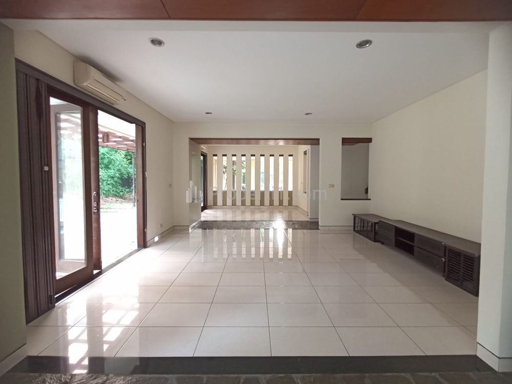 Sewa Rumah di Kuningan Jakarta Selatan, Ada Kolam Renang - 4 Kamar Tidur Furnished