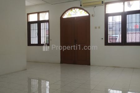 Sewa Rumah di Alam Segar Pondok Indah Jakarta Selatan - 3 Kamar Tidur Semi Furnished