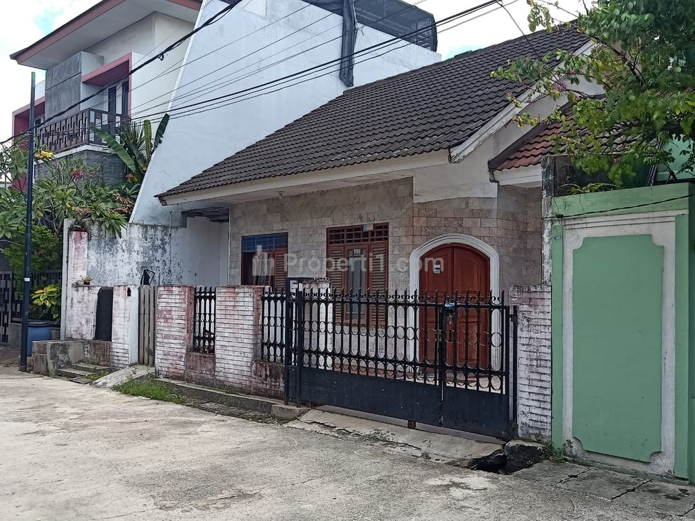 Dijual Rumah dengan Carport, Akses Exit Tol Jati Bening Bekasi