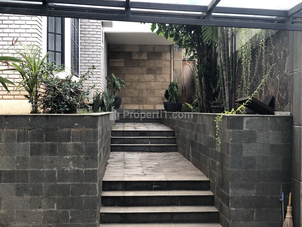 Disewakan Rumah 2 Lantai di Jalan Praja, Kebayoran Lama, Jakarta Selatan