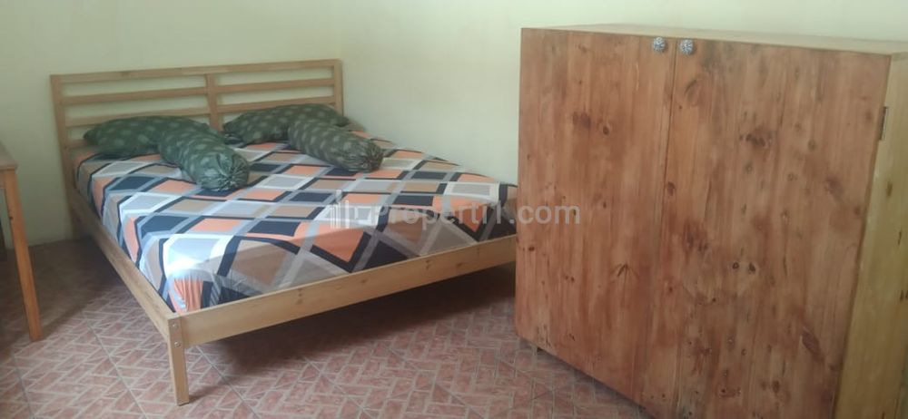 Queen Bedroom 