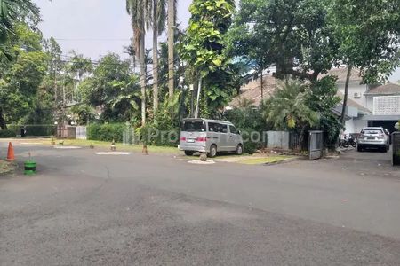 Jual Rumah Depan Taman, HGB Luas 1086 m2, Bangunan 856 m2, 2 Lantai, Kebayoran Baru, Jakarta Selatan