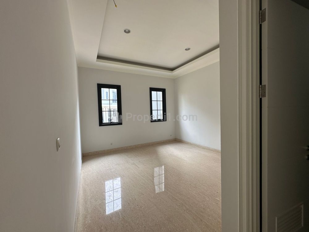 Dijual Rumah Mewah Hook 3 Lantai dengan Lift Siap Huni di Pinang Tangerang Banten
