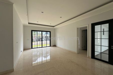 Dijual Rumah Mewah Termasuk Lift Siap Huni 3 Lantai di Pinang Tangerang Banten