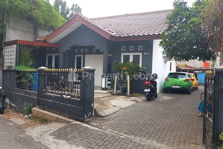 Foto tampak depan rumah induk