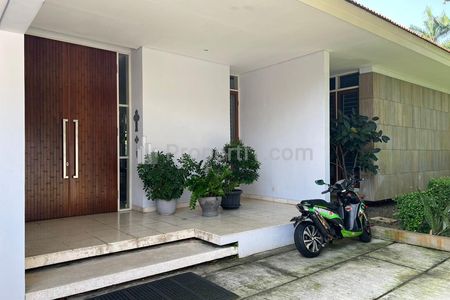 Jual Cepat Rumah SHM di Kemang Barat Luas Tanah 1150 m2, Bangunan 500 m2, Ada Kolam Renang, Mampang Prapatan, Jakarta Selatan