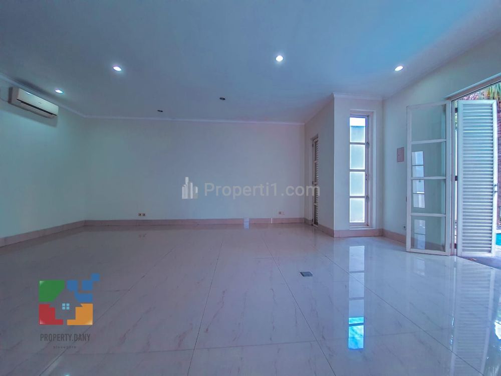 Jual Rumah Siap Huni Cluster Luas Tanah 247 m2, Bangunan 385 m2, Ada Kolam Renang, 3 Lantai di Kemang, Mampang Prapatan, Jakarta Selatan