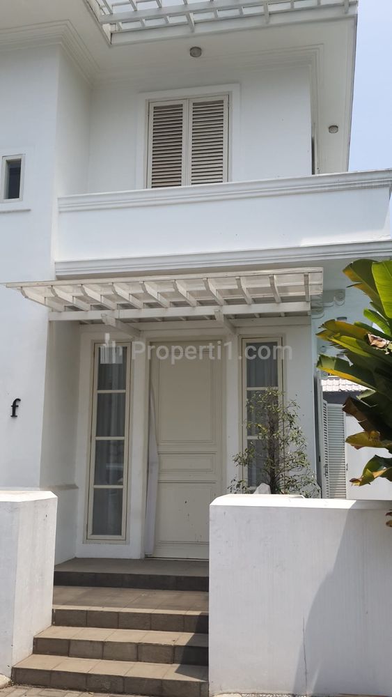 Jual Rumah Siap Huni Cluster Luas Tanah 247 m2, Bangunan 385 m2, Ada Kolam Renang, 3 Lantai di Kemang, Mampang Prapatan, Jakarta Selatan