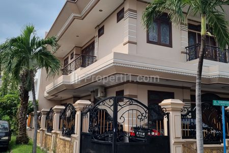 Dijual Rumah Hook 2,5 Lantai 5 KT 4 KM di Surabaya