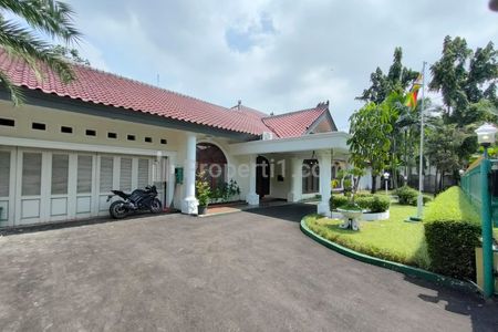 Jual Rumah SHM Patra Kuningan, Perumahan Menteri-menteri, Luas Tanah 1335 m2, Bangunan 423 m2, Ada Kolam Renang, Setiabudi, Jakarta Selatan