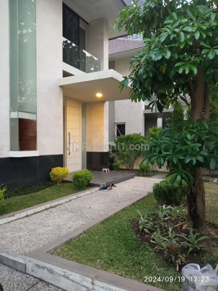 Disewakan Rumah Royal Residence FULL FURNISHED Modern Garasi Carport 4 Mobil SPESIAL Row Jalan LEBAR 6 Mobil  dekat Pakuwon Mall, Citraland, PTC