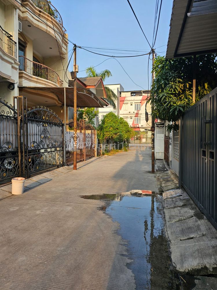 Jual Rumah Siap Huni 6x15 Strategis di Taman Ratu Jakarta Barat (TR194)