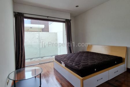 Jual Rumah di Kemang Jakarta Selatan, Ada Kolam Renang - 3 Kamar Tidur Furnished