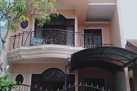 Jual Rumah SHM di Taman Puspa Raya Citraland Surabaya, Bagus Strategis