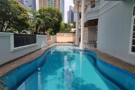 Jual Rumah di Kuningan Jakarta Selatan, Ada Kolam Renang dan Taman - 4 Kamar Tidur Furnished