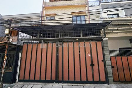 Jual Rumah Siap Huni di Taman Cosmos, Jakarta Barat TR197