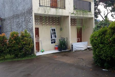 2 unit rumah di depan berlantai 2, jalan depan rumah dilewati mobil