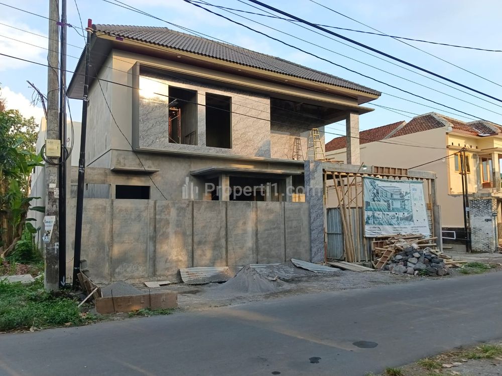Jual Rumah Baru Mewah Ada Kolam Renang Proses Finishing di Maguwoharjo Yogyakarta