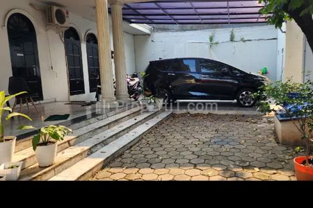 Dijual Rumah Bonus 3 Kios di Pancoran, Jakarta Selatan