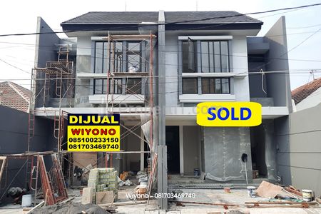 Jual rumah baru gres di Perumahan Manyar Dengan Service Area Terpisah serta Dekat Pakuwon City, Galaxy Mall dan Rumah Sakit Surabaya Timur