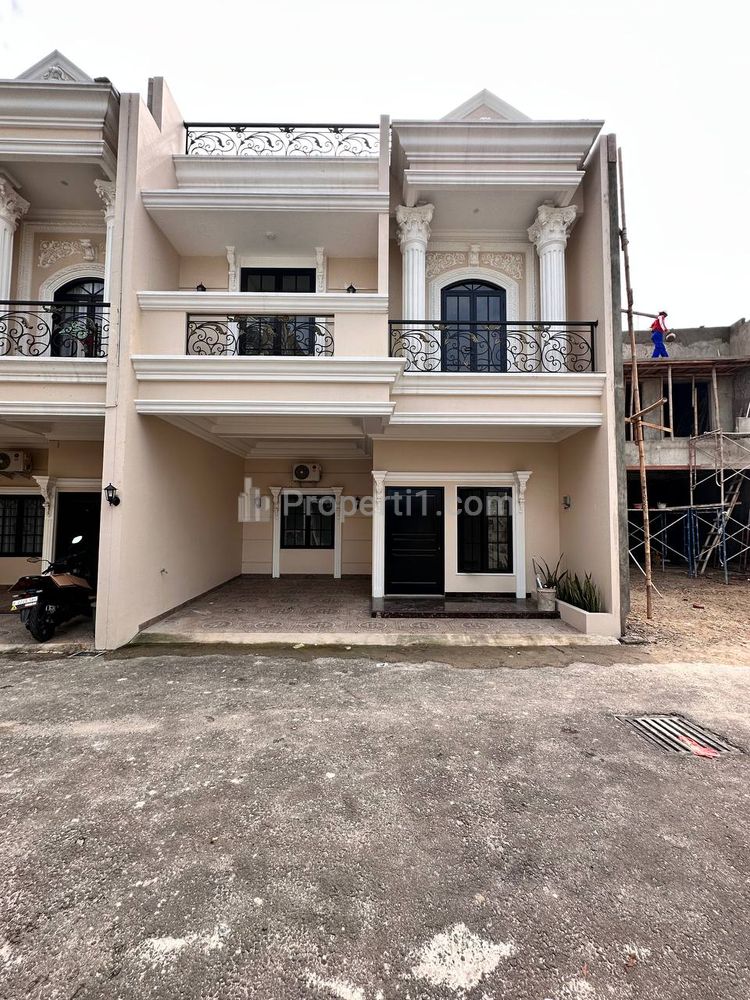 Jual Rumah Baru 2 Lantai Bergaya Klasik Modern di Kebagusan Jakarta Selatan