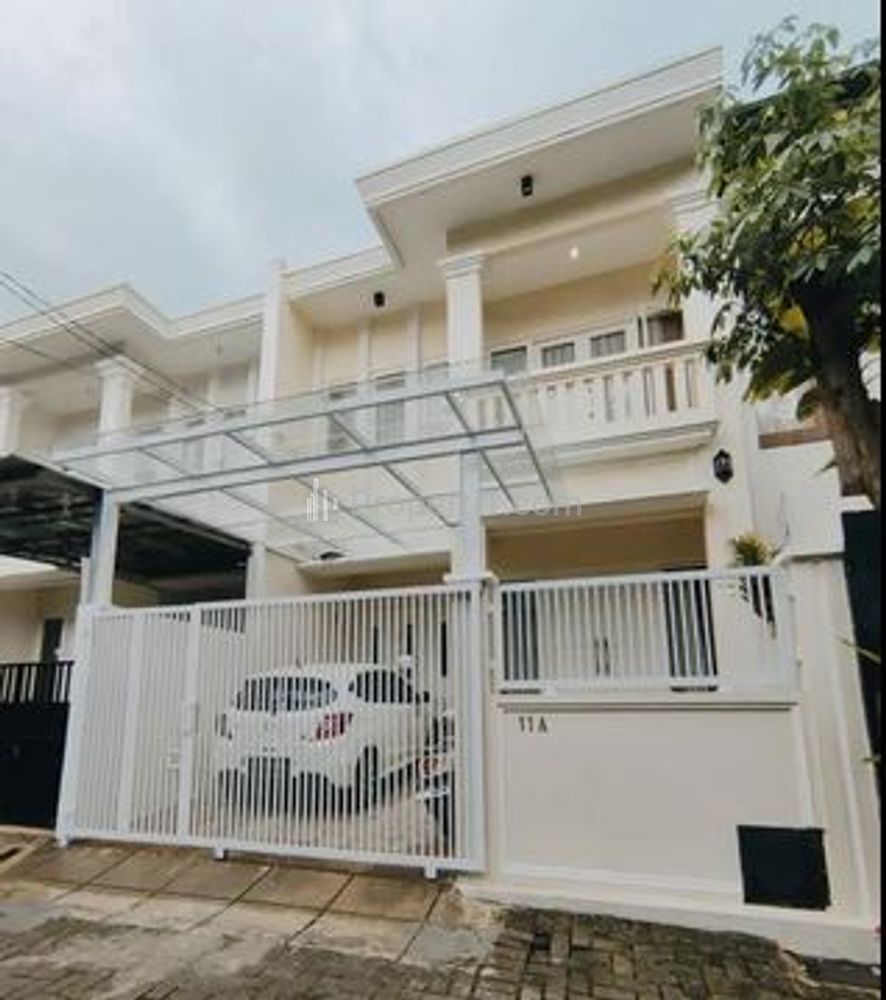 Dijual Cepat Town House Konsep Klasik Siap Huni di Pasar Minggu Harga Termurah