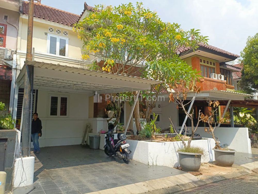 Disewakan Rumah dengan Kolam Renang Dekat Sekolah Labschool Cirendeu, Tangsel