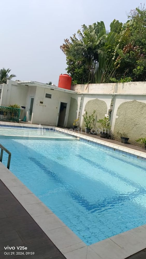 Sewa Rumah 3 Lantai di Cilandak Barat Jakarta Selatan, Ada Kolam Renang - 3 Kamar Tidur Full Furnished